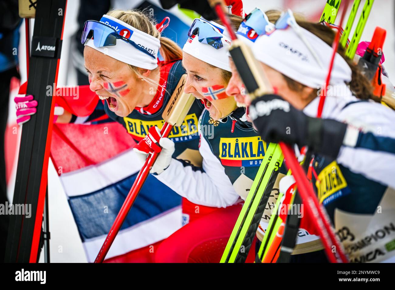 Planica, Slowenien. 28. Februar 2023. Die siegreiche norwegische Mannschaft in der 4 von 5-K bei der FIS Nordic Ski World Championships 2023 in Planica, Slowenien. Von links: Anne Kjersti Kalvaa, Ingvild Flugstad Oestberg, Astrid Oeyre sind, Tiril Udnes Weng. Planica, Slowenien. Kredit: John Lazenby/Alamy Live News Stockfoto