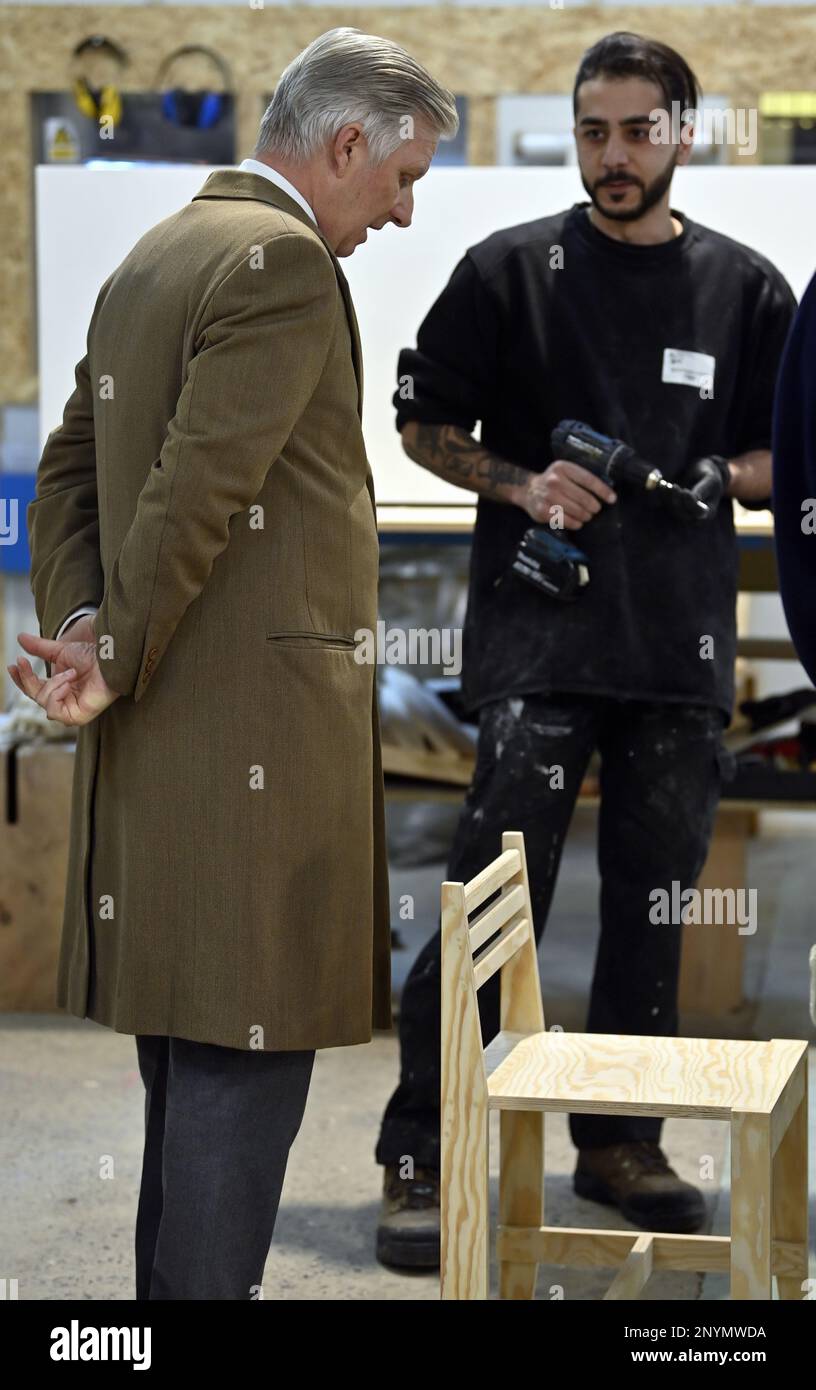 König Philippe - Filip von Belgien, abgebildet bei einem königlichen Besuch in Recyclart in Sint-Jans-Molenbeek - Molenbeek-Saint-Jean, Brüssel, Donnerstag, den 02. März 2023. Recyclart ist ein Standort in Sint-Jans-Molenbeek - Molenbeek-Saint-Jean mit einem Kunstzentrum und Projekten im Rahmen der Sozialwirtschaft. Die Organisation bietet ein vielfältiges künstlerisches Programm, entwirft und produziert maßgeschneiderte Möbel und bietet ein originelles kulinarisches Angebot. BELGA FOTO ERIC LALMAND Stockfoto