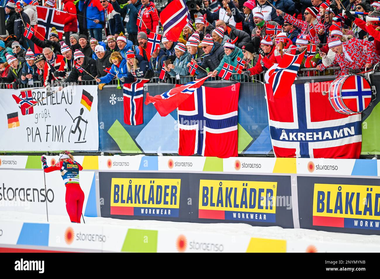 Planica, Slowenien. 28. Februar 2023. Norwegische Skifans jubeln die norwegische Anne Kjersti Kalvaa an, während sie die letzte Runde der Frauen-4 von 5-K-Staffel bei der FIS Nordic Ski World Championships 2023 in Planica, Slowenien, beendet. Norwegen hat gewonnen. Planica, Slowenien. Kredit: John Lazenby/Alamy Live News Stockfoto