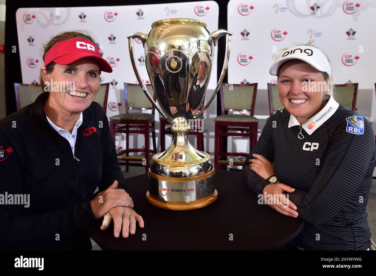 Canadian golfers Lorie Kane, left, and Brooke Henderson pose with the Canadian Pacific Women's Open golf trophy at a media day event in Ottawa, Wednesday, June 21, 2017. The tournament will be held Aug. 24-27 in Ottawa. (Frank Gunn/The Canadian Press via AP) Stockfoto