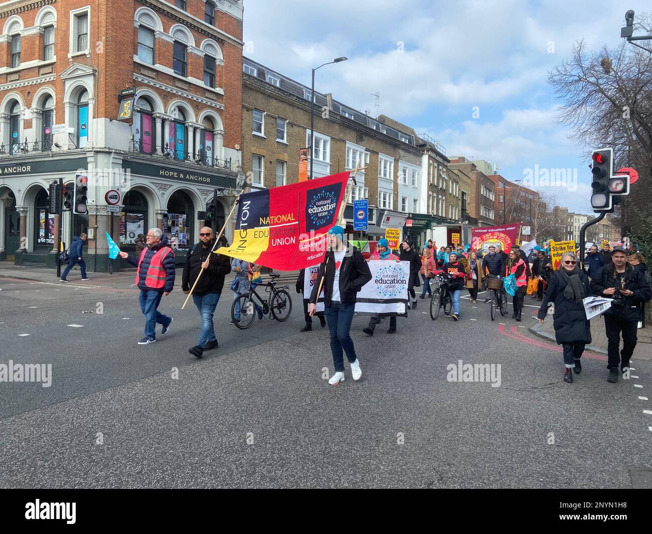Am 02. März 2023 protestieren Lehrer und Lehrkräfte der National Education Union an einem Streiktag, der auf der Upper Street, Islington, London, Großbritannien, marschierte Stockfoto