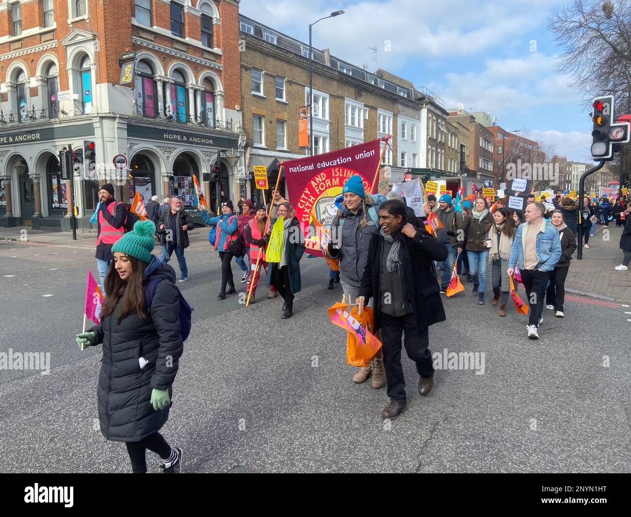 Am 02. März 2023 protestieren Lehrer und Lehrkräfte der National Education Union an einem Streiktag, der auf der Upper Street, Islington, London, Großbritannien, marschierte Stockfoto