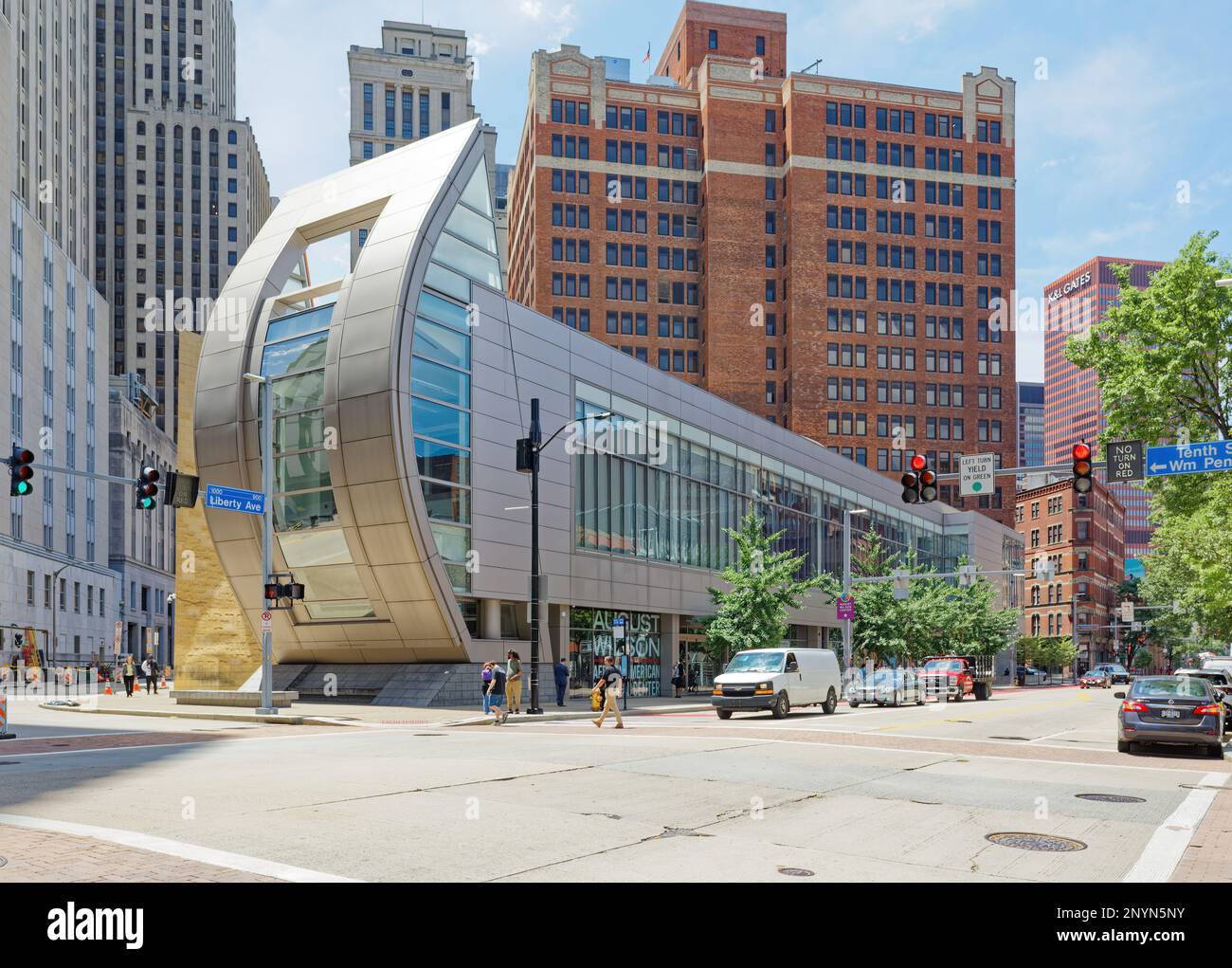 Pittsburgh Downtown: August Wilson Center for African American Culture, geformt wie eine afrikanische Dhow, ist größtenteils Glas, um die Öffentlichkeit einzuladen. Stockfoto