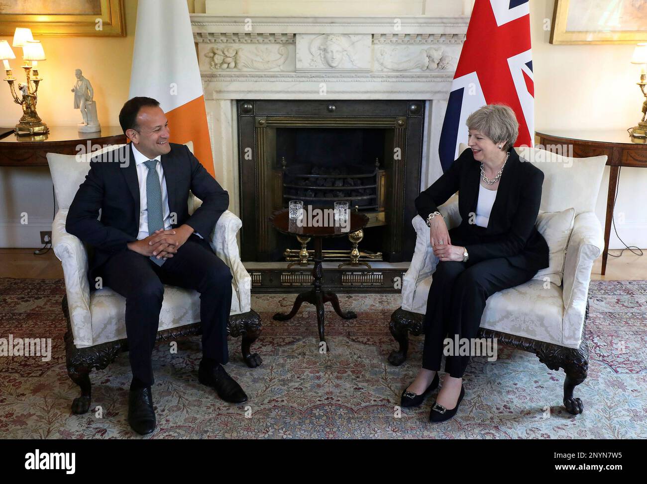 Britain's Prime Minister Theresa May meets Irish Prime Minister Leo Varadkar, left, inside 10 Downing Street in London, Monday, June 19, 2017. The talks on Britain's exit from the European Union finally started Monday when EU negotiator Michel Barnier said "Welcome David" to his counterpart, David Davis, and led him toward a huge oval table at the European Commission headquarters. (Philip Toscano/Pool via AP) Stockfoto
