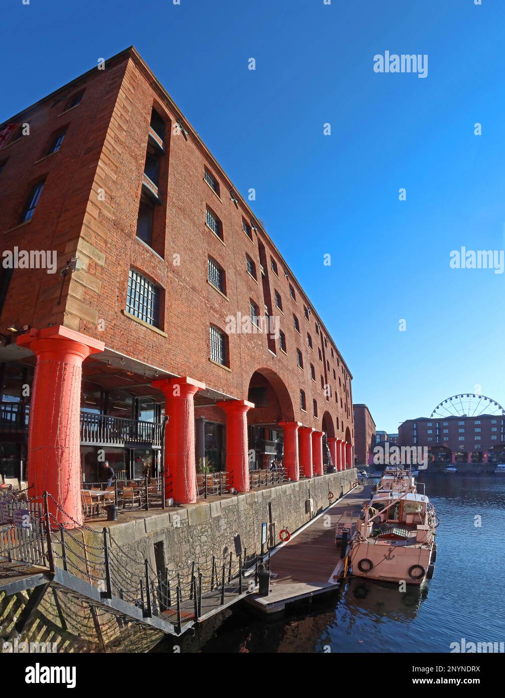 Säulen und Lagerhäuser des Royal Albert Dock Complex 1846 in Liverpool, Merseyside, England, UK, L3 4AF Stockfoto