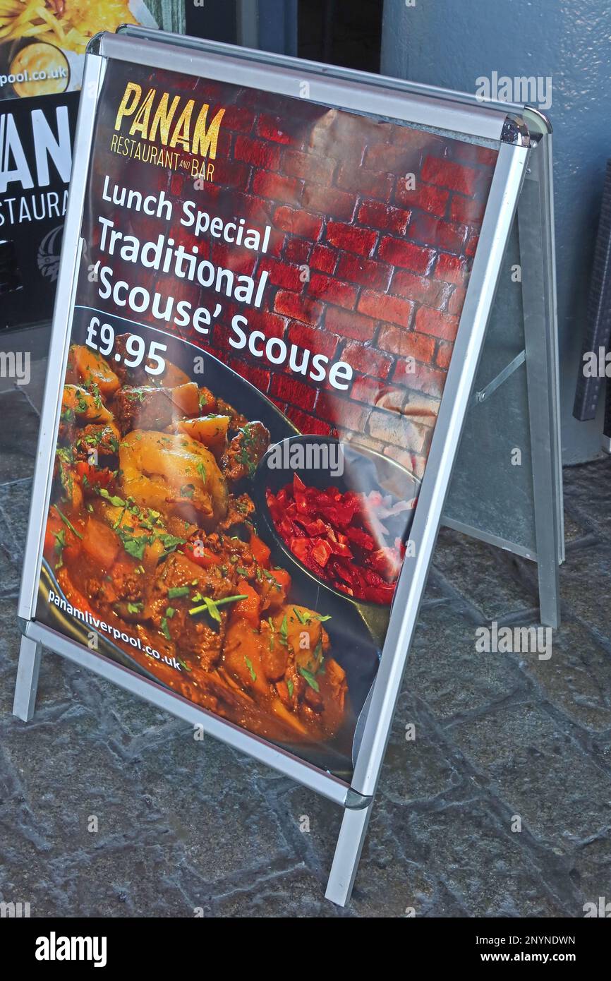 A-Board in Liverpool, Werbung für ein Lunch Special von „Scouse“ Scouse, £9,95 - Liverpudlianer werden oft als Scouser bezeichnet, die diesen beliebten Eintopf essen Stockfoto