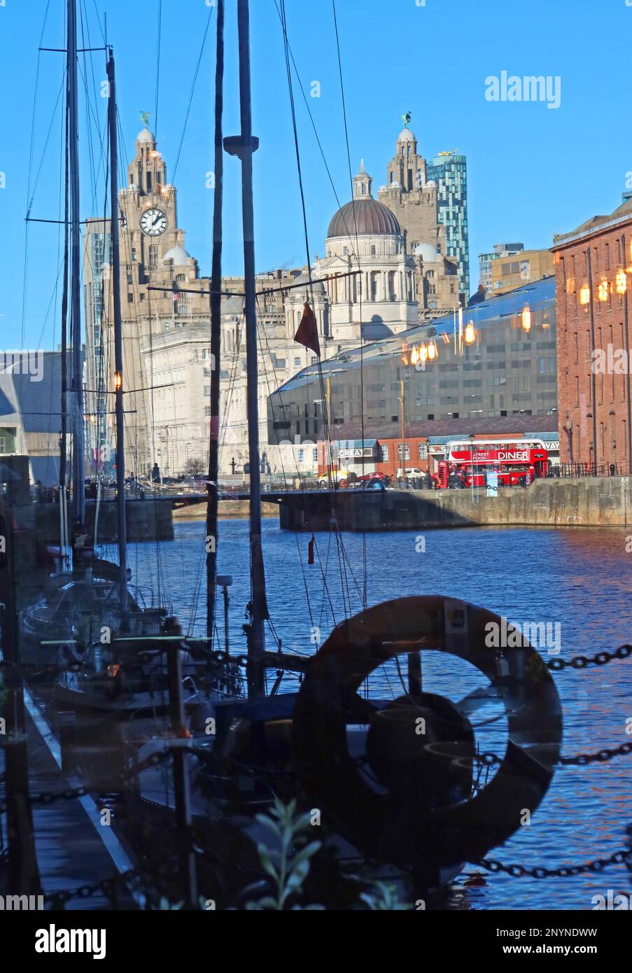 Reflexion der Royal Albert Dock und Pier Head Liver Buildings, Liverpool in a window, Liverpool, Merseyside, England, GB, Stockfoto