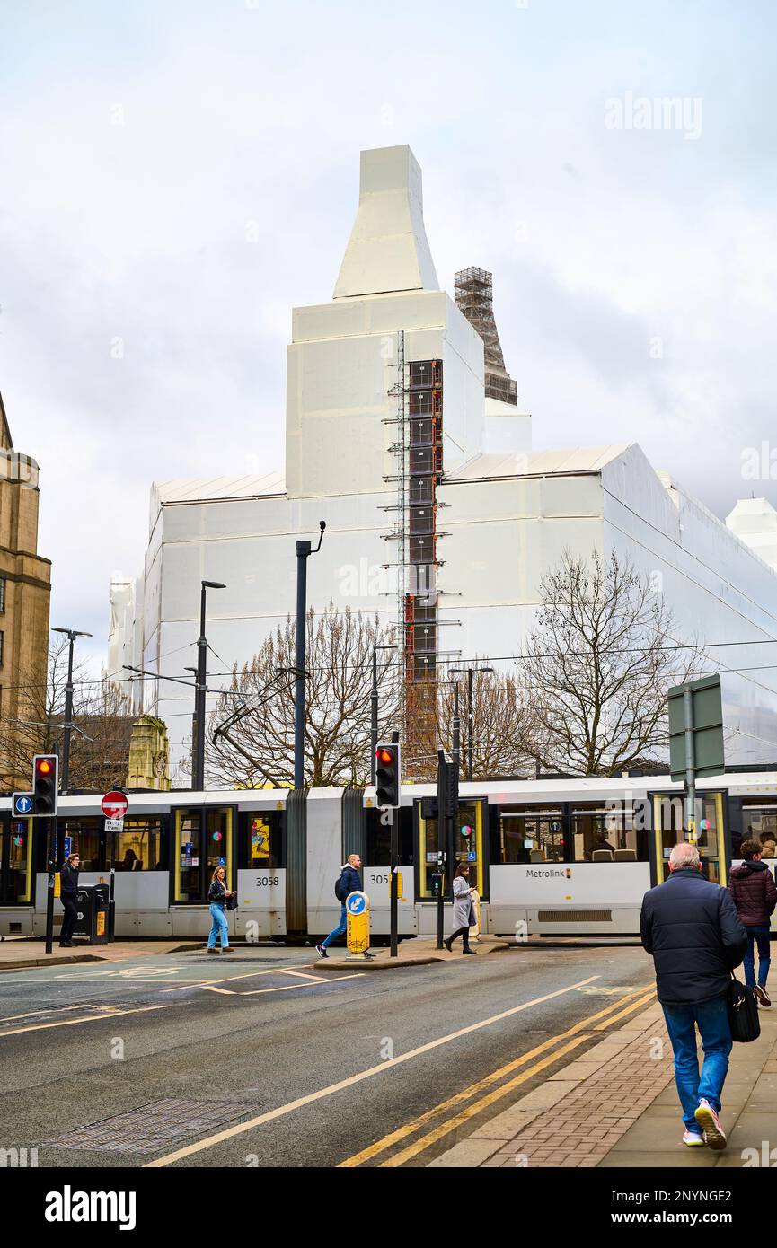 Das Rathaus von Manchester ist während der Renovierungsarbeiten im Wert von £325 Millionen Dollar mit weißem Boardeing verkleidet Stockfoto