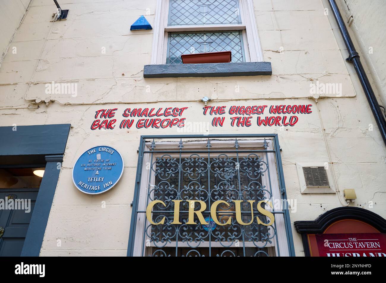 Die Circus Tavern in der Portland Street im Zentrum von Manchester gilt als eine der kleinsten Bars in Europa Stockfoto