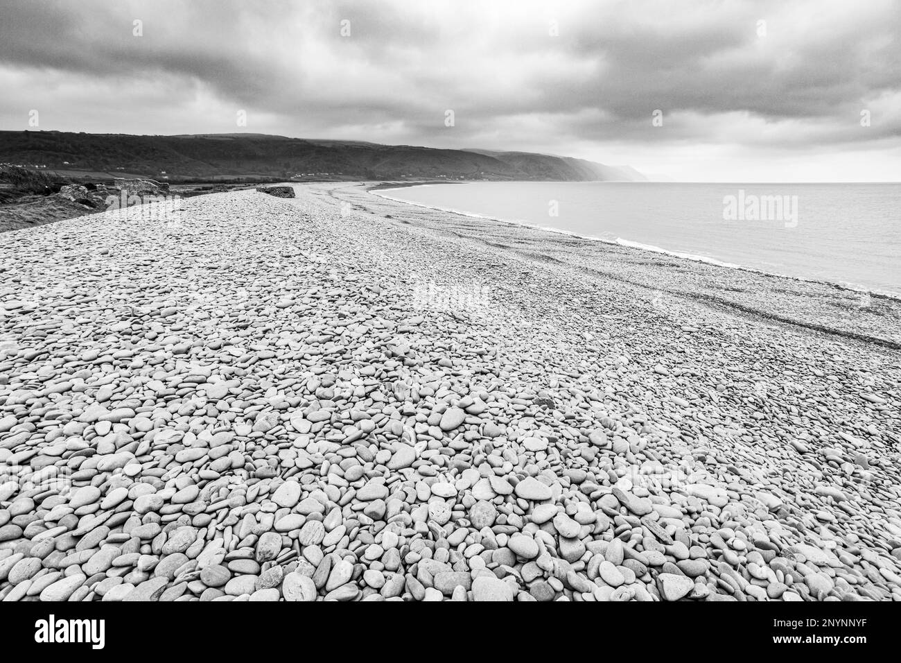 Der steinige Strand in Bossington (mit Blick auf Porlock Weir) an der Nordküste des Exmoor National Park, Somerset, England Stockfoto