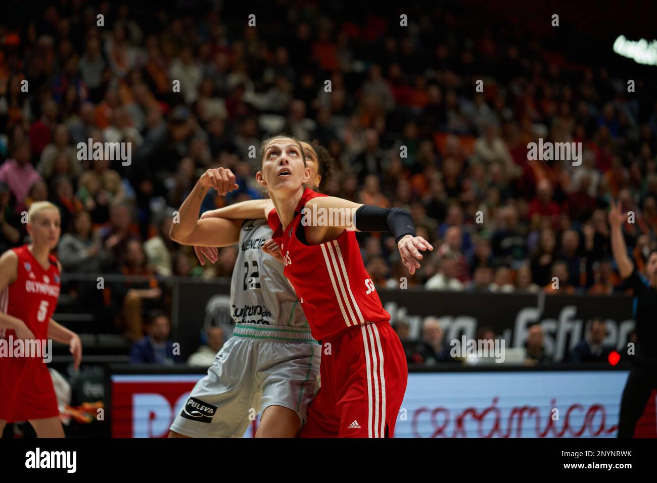 Cierra Burdick von Valencia Basket (L) und Anna Spyridopoulou von Olympiacos SFP (R) in Aktion während der J14 Euroleague Women am 1. März 2023 in der Fuente de San Luis Sport Hall (Valencia, J14 Euroleague Women am 1. März 2023). Valencia Basket 65:55 Olympiacos SFP (Foto: Vicente Vidal Fernandez/Sipa USA) Stockfoto