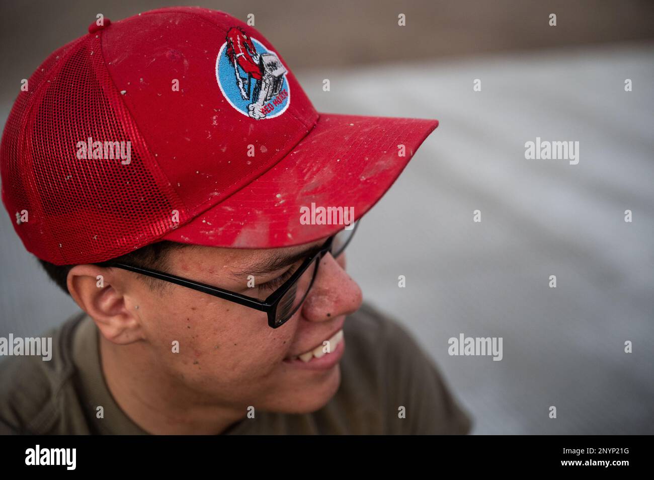 Airman First Class Andres Baez, 819. RED HORSE Squadron Pavements and Equipment Operator, bereitet sich auf die Unterstützung beim Gießen von Beton am Basa Air Base, Philippinen, 25. Januar 2023 vor. Die 819. ROTPFERDE-Staffel vom Luftwaffenstützpunkt Malmstrom, Montana, reiste auf die Philippinen und arbeitete mit ihren Pendants der philippinischen Luftwaffe bei einer Feldschulung vom 23. Januar bis 3. Februar zusammen. Stockfoto