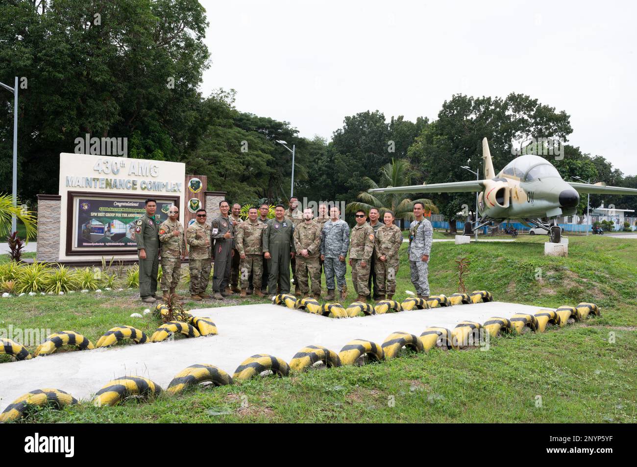 Am Ende eines fünftägigen Expertenteams-Austauschs in den Basa und Clark Air Bases auf den Philippinen posieren Luftstreitkräfte der Pacific Air Forces und der philippinischen Air Force für ein Foto. Die KMU umfassten Munition, Wartung, Logistik und Hot-Grubenbetankung und wurden als Vorläufer für die Zusammenarbeit bei künftigen Übungen wie Balikatan und Cope Thunder angesehen. Stockfoto