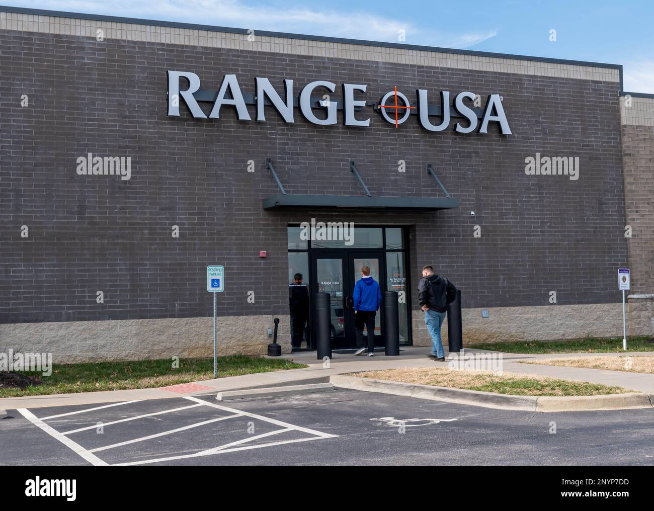 Zwei Männer gehen in den Range USA Louisville, ein National Chain Gun Store in Louisville, Kentucky, USA Stockfoto