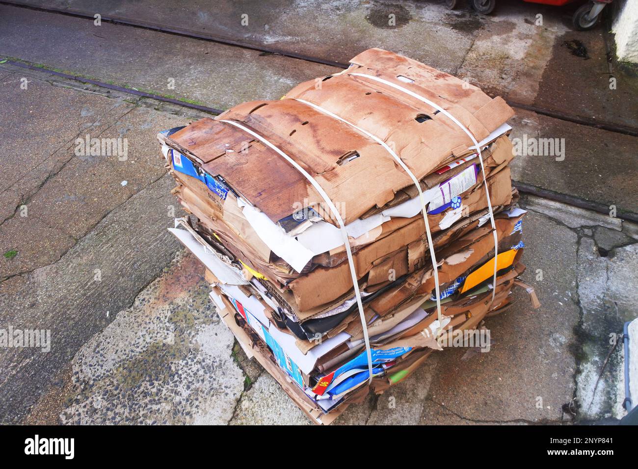 Pappballen bereit zum Recycling - John Gollop Stockfoto