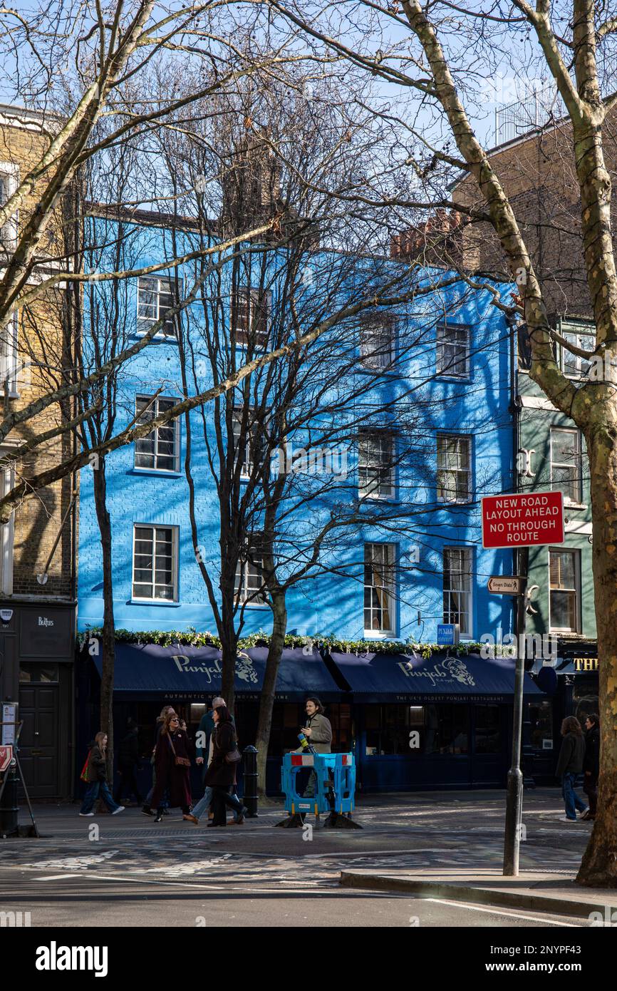 Blaues Gebäude in der Neal Street 80 in London, England Stockfoto