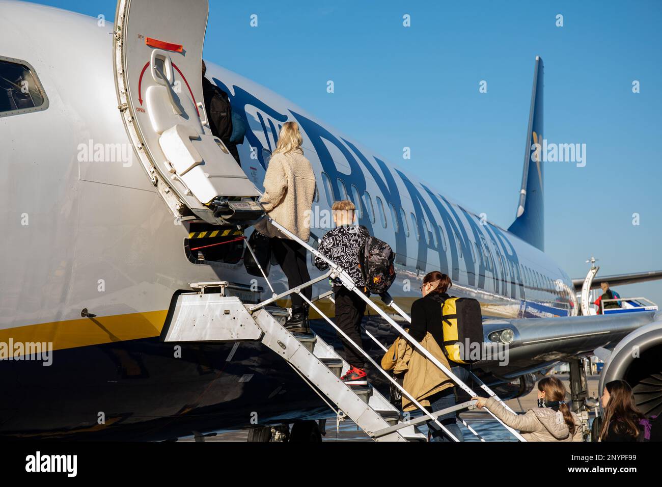 Passagiere, die am Flughafen London Stansted in Essex, England, in das Flugzeug der Ryanair Boeing 737-800 einsteigen Stockfoto