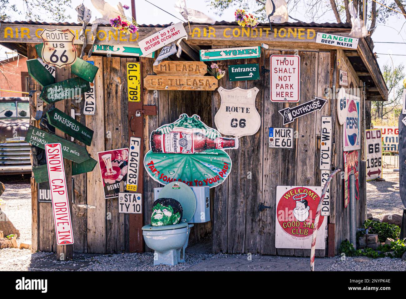 Wood caban mit bunten Schildern auf der Straße 66 Stockfoto