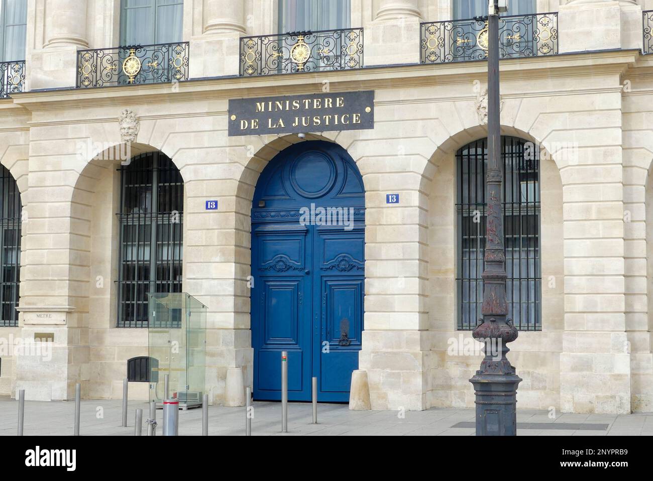 Paris, Frankreich. Februar 19. 2023. Gebäude des Justizministeriums auf dem berühmten Place Vendôme. Stockfoto