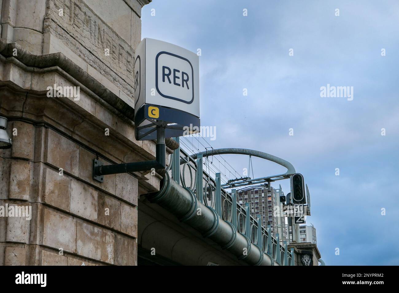 Paris, Frankreich. Februar 19. 2023. Schild für öffentliche Verkehrsmittel der RER. Metro-Station Paris Avenue du President Kennedy. Stockfoto