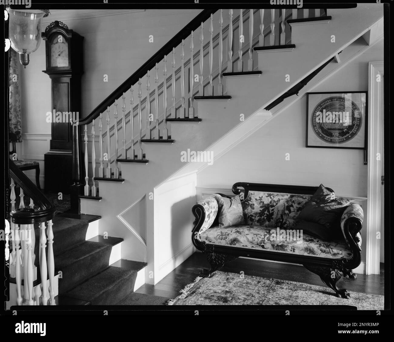 Green River Plantation, Polk County, North Carolina. Carnegie Survey of the Architecture of the South (Carnegie-Umfrage zur Architektur des Südens). United States North Carolina Polk County, Handgeländer, Innenräume, Longcase Uhren, Siegel, Abzeichen, Treppen. Stockfoto