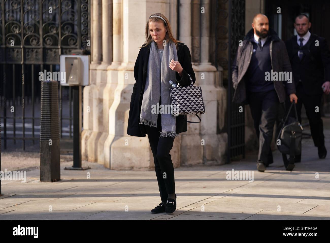 Louise Backstrom am Royal Courts of Justice, London, wo sie einen Richter des High Court gebeten hat, ihrem entfremdeten Ehemann eine Gefängnisstrafe zu gewähren. Laut Martin Wennberg, 39, hat Backstrom, der Schwede ist, aber in London lebt, während eines Gerichtsstreits um Geld gegen Befehle verstoßen und missachtet das Gericht. Herr Richter Peel prüft den Fall bei einer öffentlichen Anhörung in der Family Division des High Court in London und hörte, dass Frau Backstrom Hunderte Millionen Pfund wert sei. Foto: Donnerstag, 2. März 2023. Stockfoto