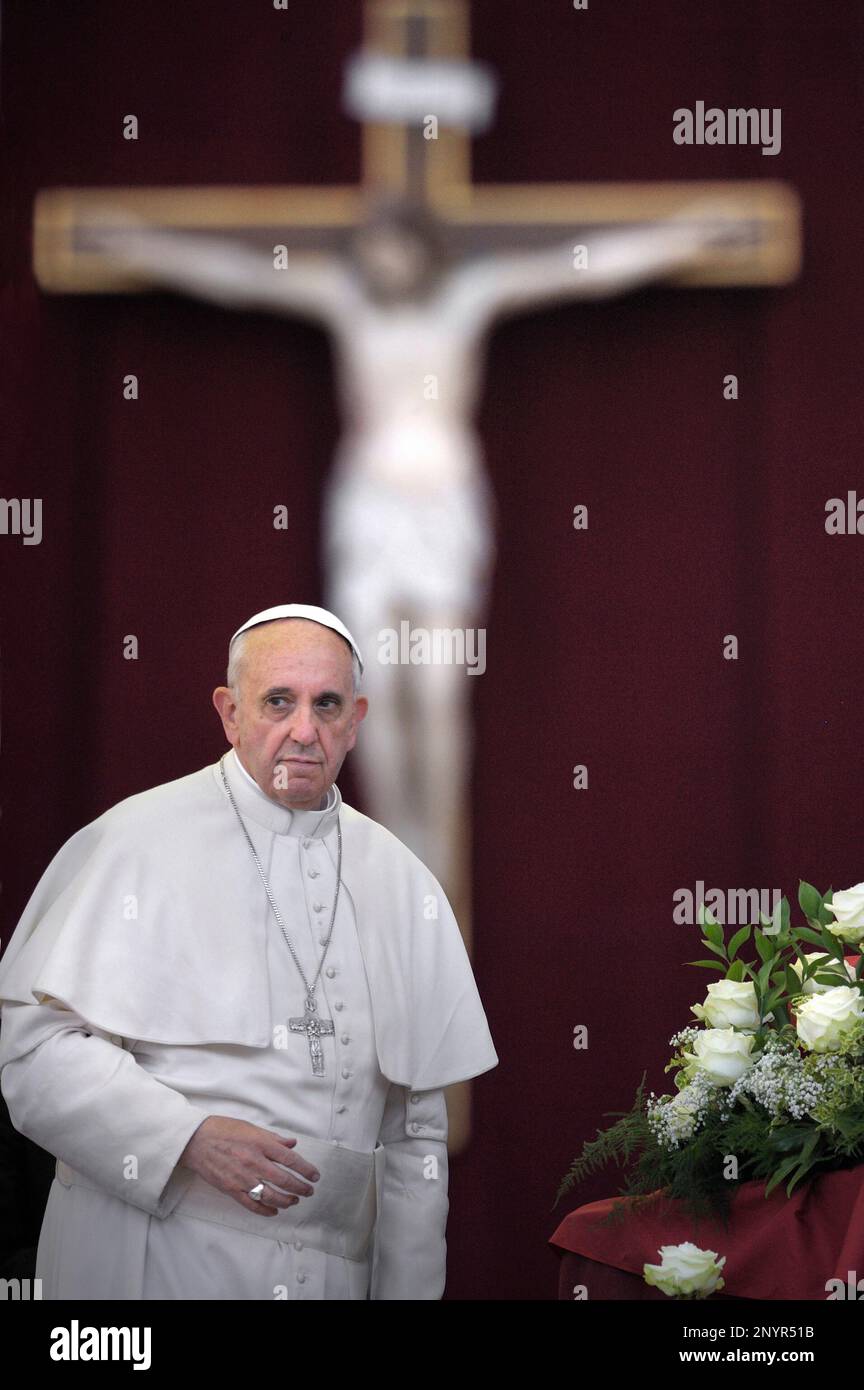 13. März 2023 markiert 10 Jahre Papst Franziskus. Im Bild : Papst Franziskus die Pfingstwache auf dem Petersplatz im Vatikan. 18. Mai 2013 Stockfoto