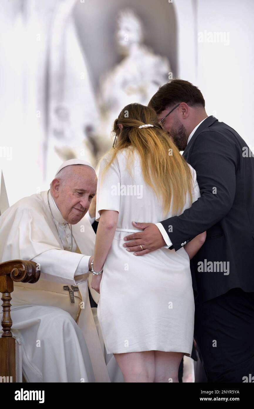 13. März 2023 markiert 10 Jahre Papst Franziskus. Auf dem Bild : Papst Franziskus bei einer wöchentlichen allgemeinen Audienz am Petersplatz am 18. Mai 2022 Stockfoto