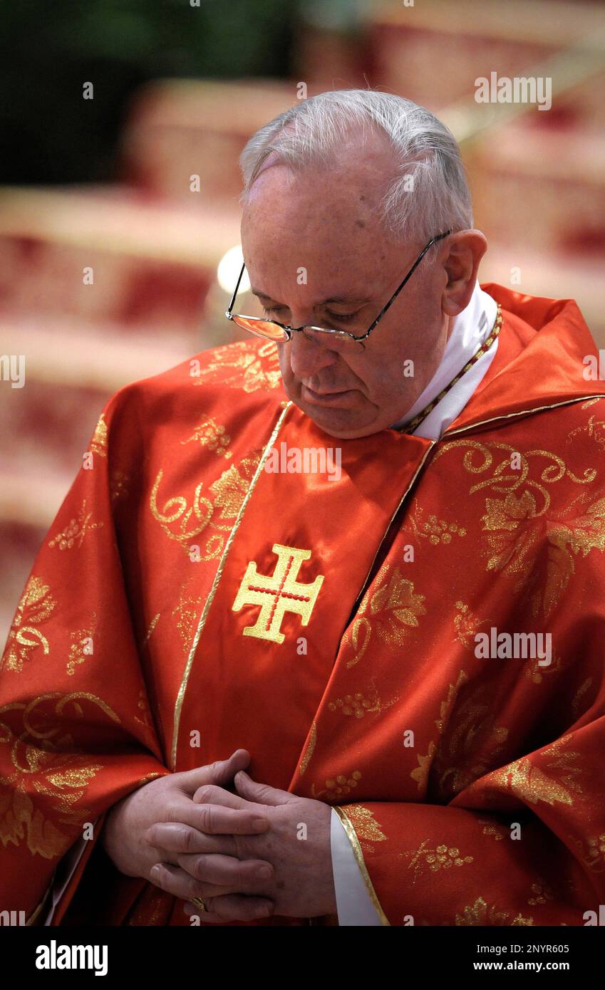 13. März 2023 markiert 10 Jahre Papst Franziskus. Im Bild : Kardinale Jorge Mario Bergoglio, während einer Messe zur Wahl eines neuen Papstes, am 12. März 2013 im Vatikan im Petersdom. Stockfoto