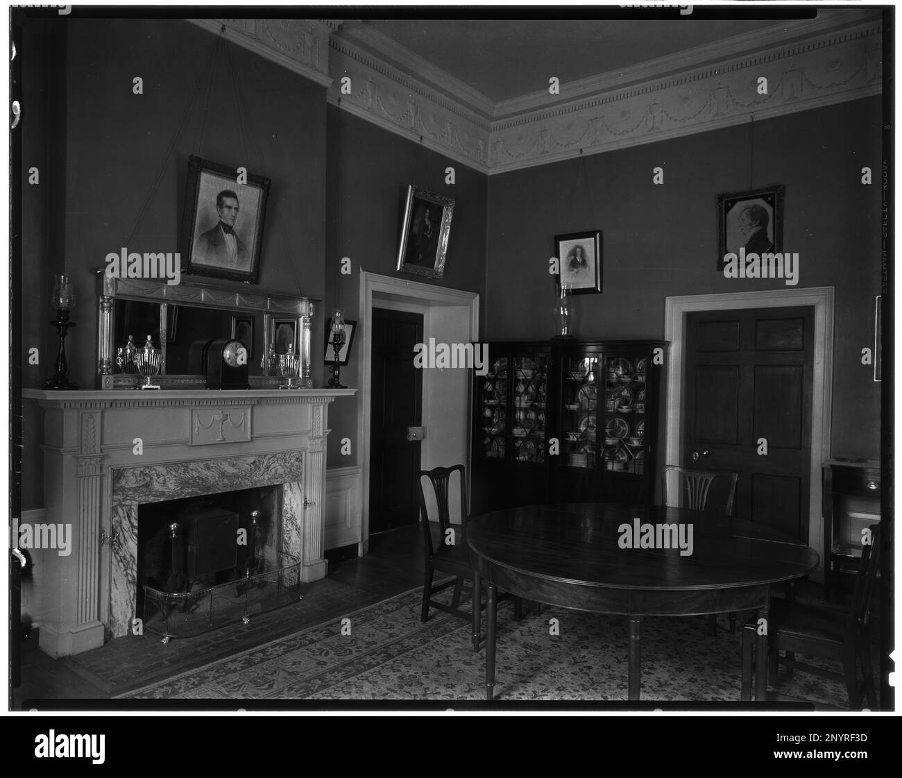 Redlands, Carter's Bridge, Albemarle County, Virginia. Carnegie Survey of the Architecture of the South (Carnegie-Umfrage zur Architektur des Südens). United States Virginia Albemarle County Carter's Bridge, Kamine, Innenausstattung. Stockfoto