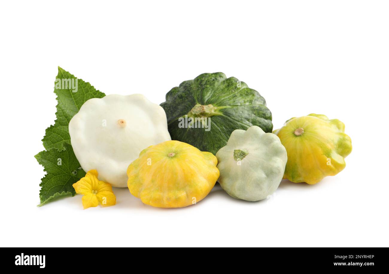 Frische, reife Pattypan Kürbisse mit Blättern und Blüten auf weißem Hintergrund Stockfoto
