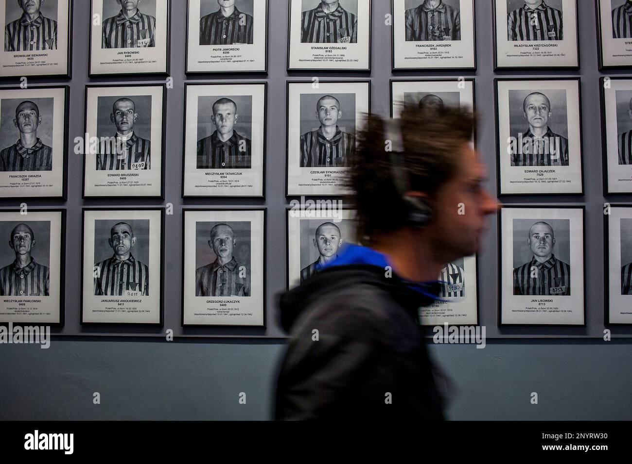 Touristen und Fotografien von Gefangenen des Konzentrations- und Vernichtungslagers Auschwitz Oswiecim Polen. Stockfoto
