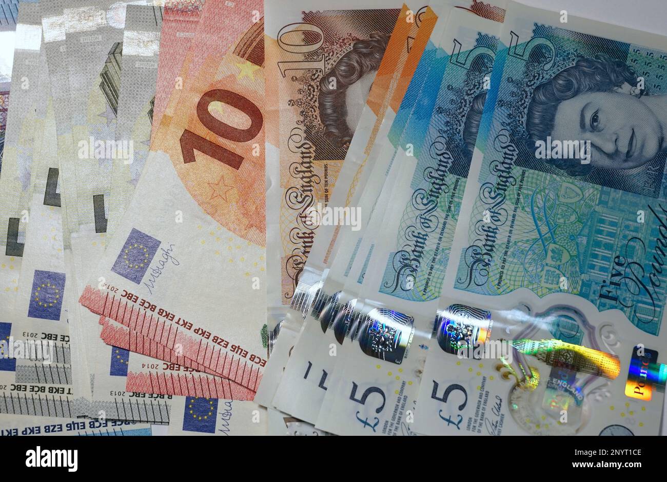 Farbenfrohe, moderne Banknoten mit Hologramm aus Polymer statt Papier, um Fälschungen zu verhindern, Mischung aus britischen Pfund und Euro Stockfoto