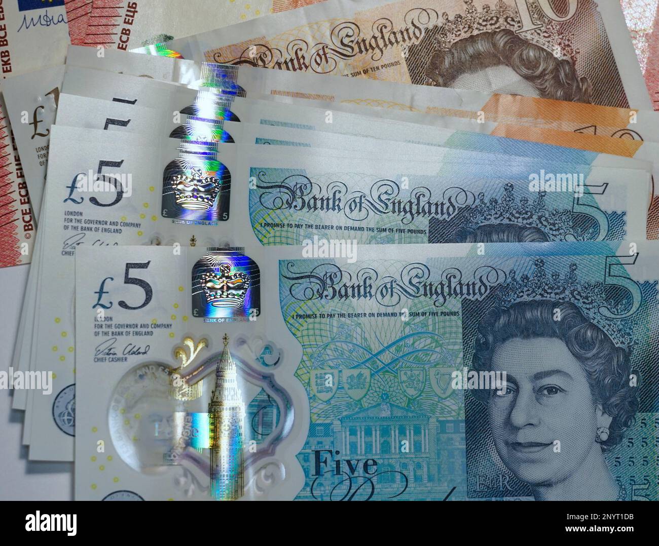 Farbenfrohe, moderne Banknoten mit Hologramm aus Polymer statt Papier, um Fälschungen zu verhindern Stockfoto