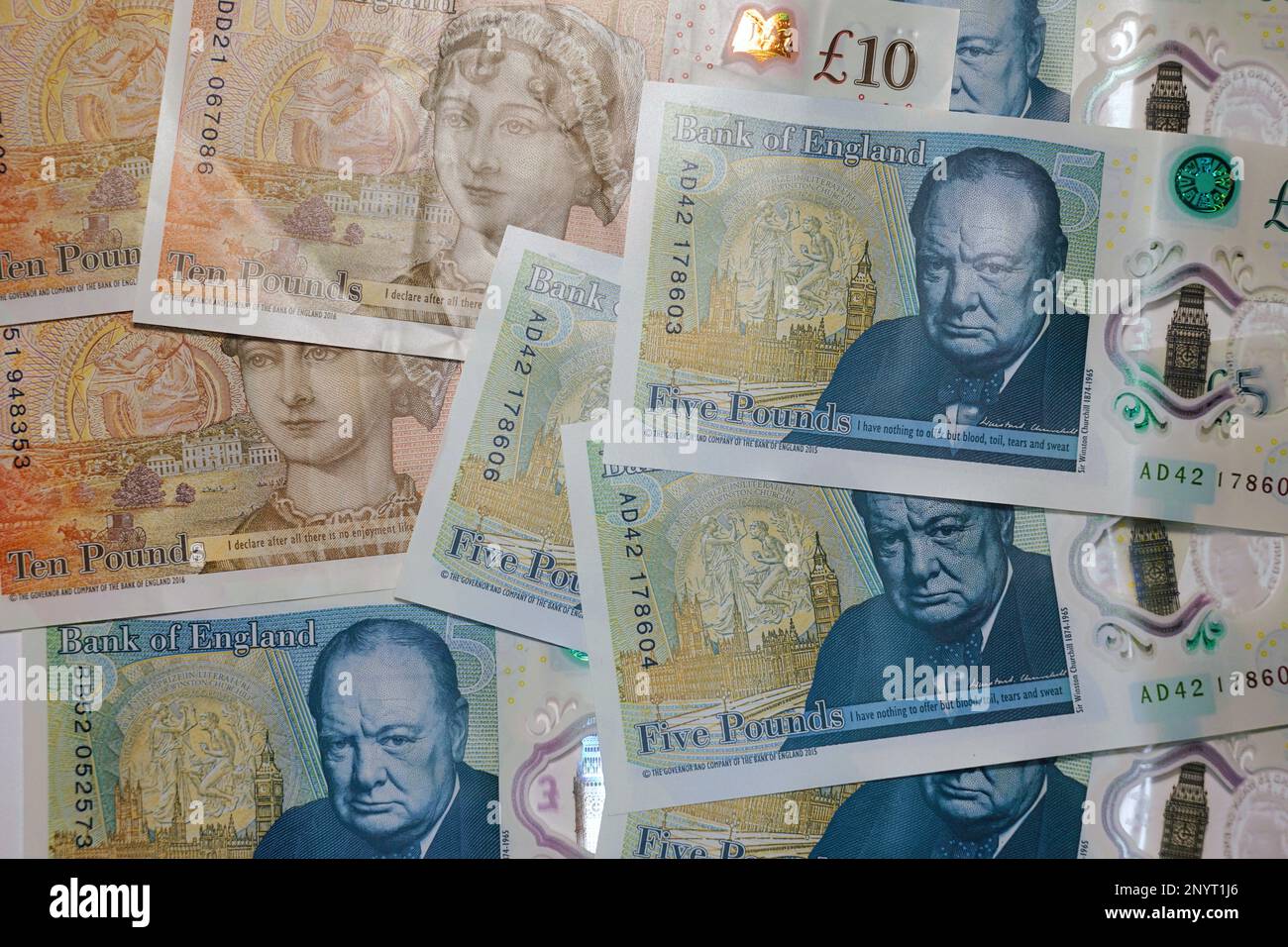 Farbenfrohe, moderne Banknoten mit Hologramm aus Polymer statt Papier, um Fälschungen zu verhindern Stockfoto