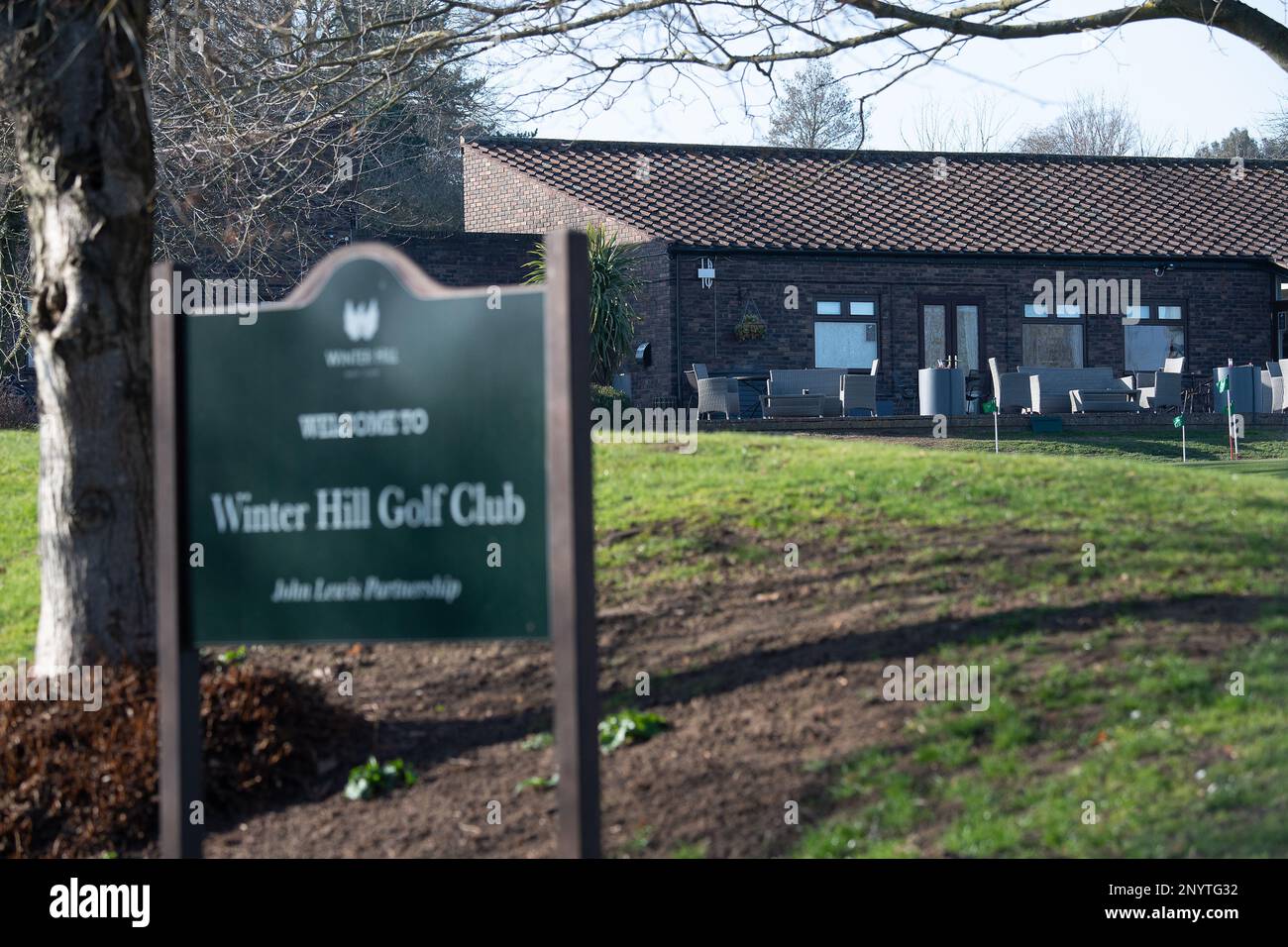 Cookham, Berkshire, Großbritannien. 2. März 2023. Der Winter Hill Golf Club, der der John Lewis Partnership gehört, wird als Angebot zur Kosteneinsparung verkauft. Nur ein Fünftel der Mitglieder ist derzeit John Lewis Mitarbeiter oder Mitarbeiter im Ruhestand. Der Golfplatz wird Ende April geschlossen. Der Maidenhead Golf Club soll im Vorfeld Gespräche über den Umzug in den Winter Hill Golf Club führen. Cala Homes bittet um eine Baugenehmigung für mehr als 2.500 Häuser auf dem Maidenhead Golfplatz in der Nähe des Bahnhofs Maidenhead. Kredit: Maureen McLean/Alamy Live News Stockfoto