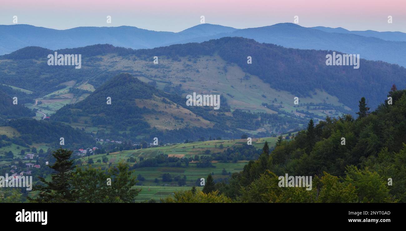 Ländlicher Sonnenaufgang über Tal und Hügeln. karpaten-Landschaft im Sommer Stockfoto