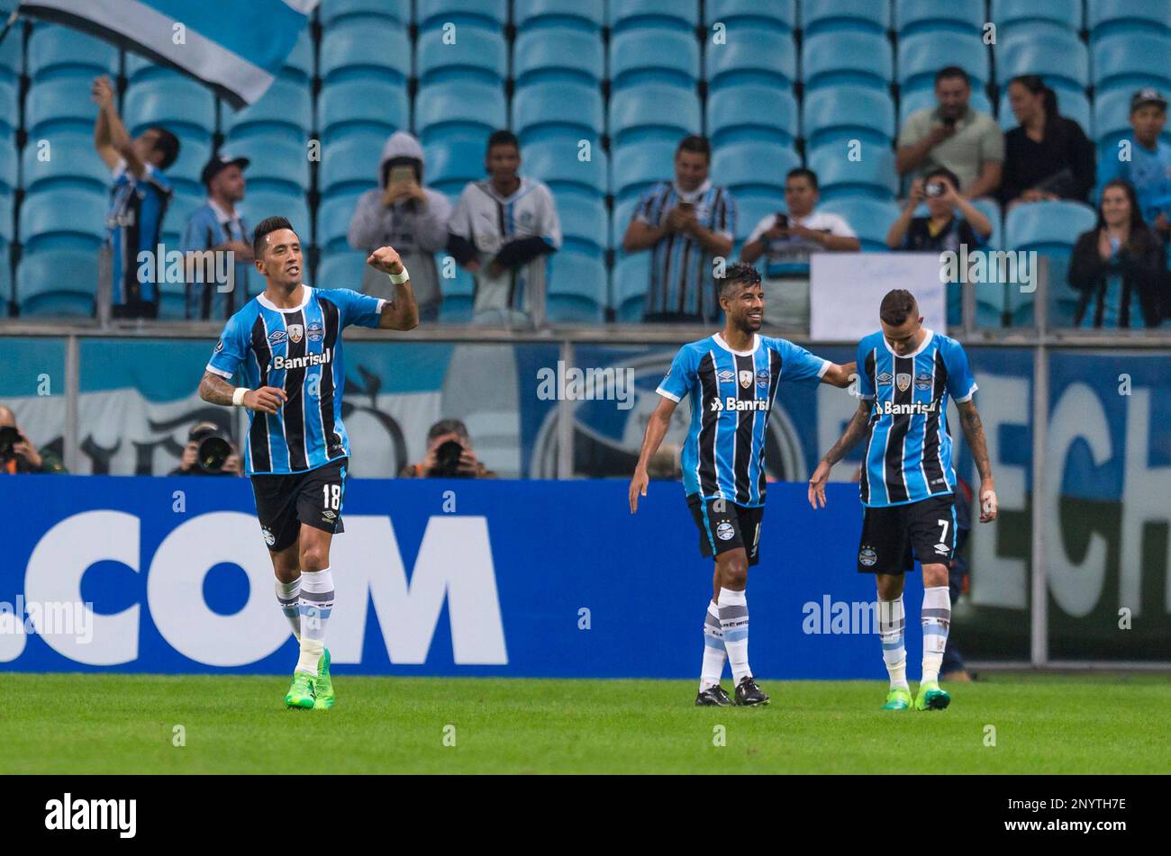 RS - Porto Alegre - 05/25/2017 - Libertadores 2017, Gremio x Zamora - Lucas Barrios celebrates Gremio goal during match at Grêmio Arena for Copa Libertadores 2017. Photo: Jeferson Guareze / AGIF (via AP) Stockfoto