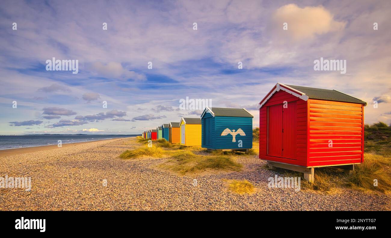 Am Findhorn Beach entlang der wunderschönen bunten Strandhütten. Stockfoto