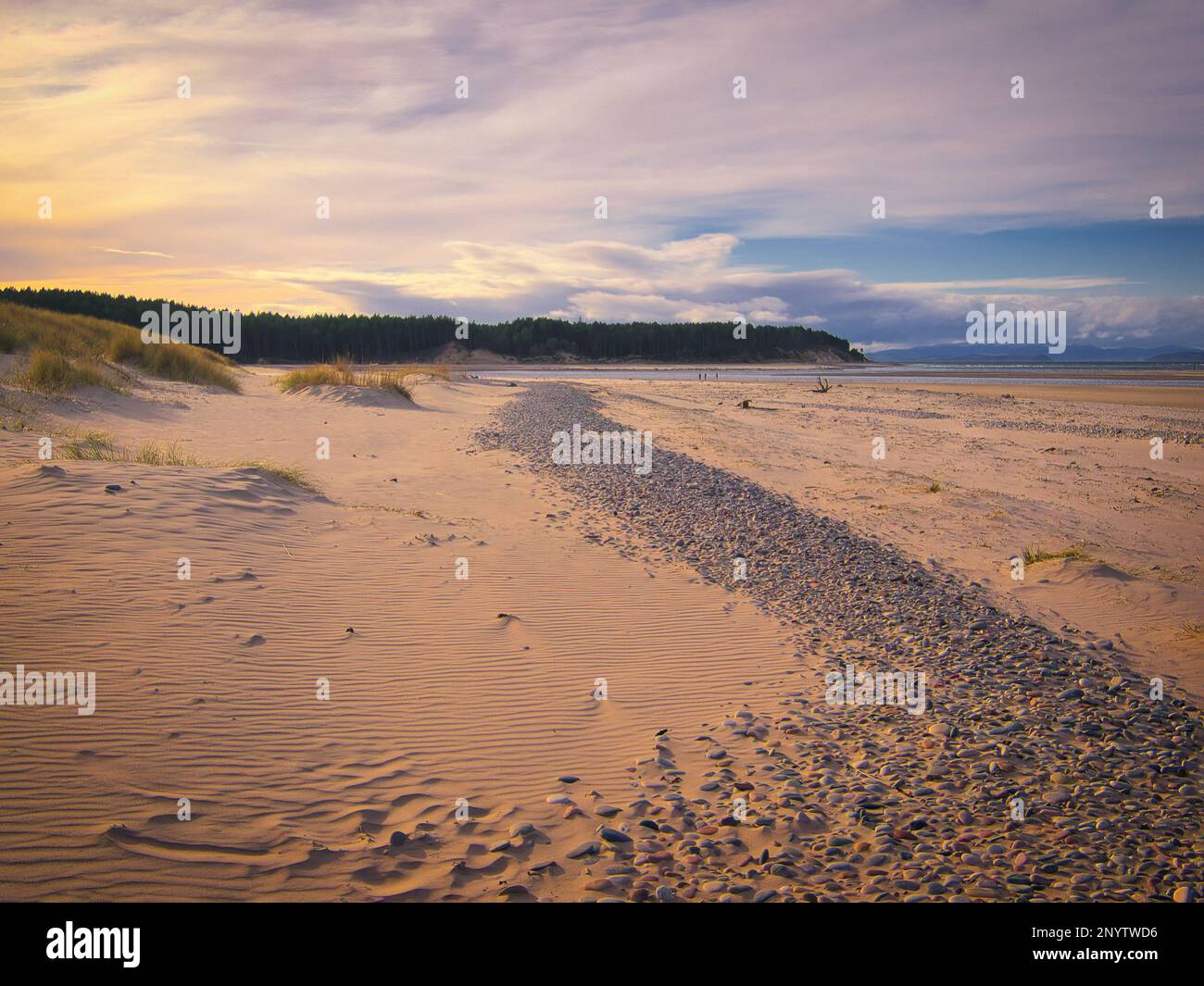 Ein sonniger Tag endet am Findhorn Beach an der Nordostküste Schottlands. Stockfoto