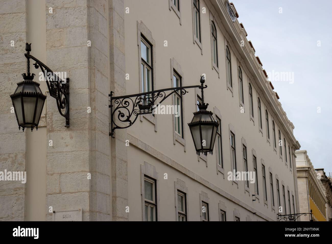 LISSABON, PORTUGAL - 20. OKTOBER 2022 traditionelle Straßenlaternen der Stadt Stockfoto