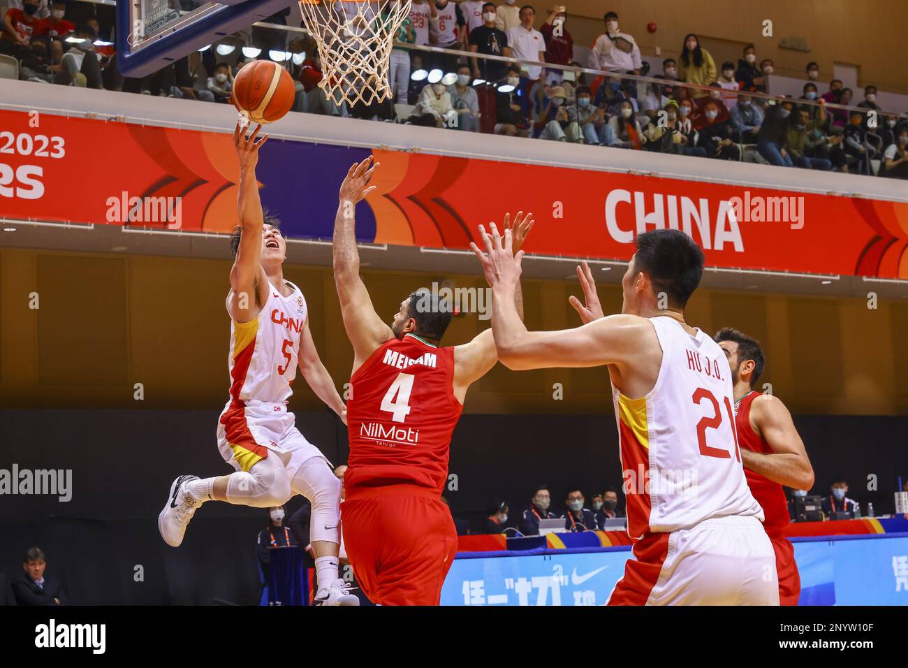 Qualifikator der FIBA Basketball-Weltmeisterschaft 2023 Asien – China (weißes Trikot) gegen Iran, Tseun Wan Sports Centre. China gewinnt 86:74. Das Bild zeigt, dass Wu Qian (Nr. 5) für einen Basketball steht. 26FEB23. SCMP/Dickson Lee Stockfoto