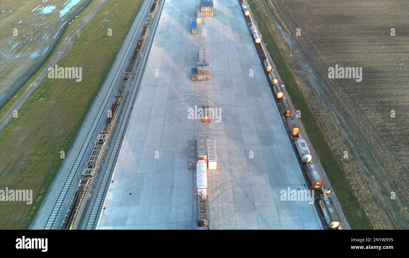 Geschäftslogistik und Transportkonzept des Zugterminals Containerfracht für Logistik Import Export und Transport Hintergrund. Aerali Stockfoto