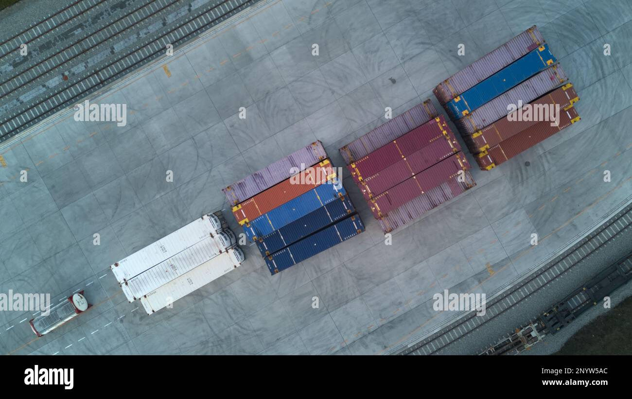 Geschäftslogistik und Transportkonzept des Zugterminals Containerfracht für Logistik Import Export und Transport Hintergrund. Aerali Stockfoto