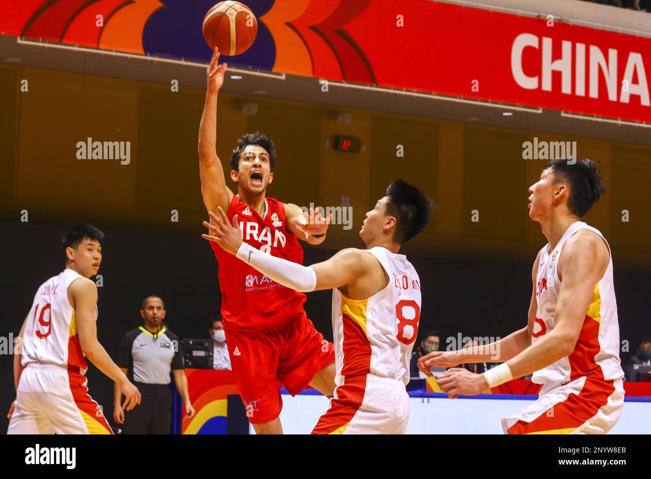 IranHH Sina Vahedi tritt beim FIBA Basketball World Cup 2023 Asien Qualifikationsspiel China gegen Iran im Tseun Wan Sports Centre ein. 26FEB23. SCMP/Dickson Lee Stockfoto