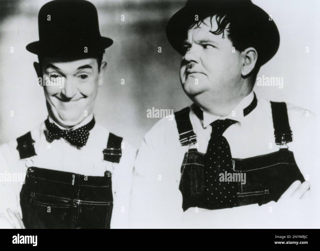 Der englische Schauspieler Stan Laurel und der amerikanische Schauspieler Oliver Hardy im Film "Busy Bodies", USA 1933 Stockfoto