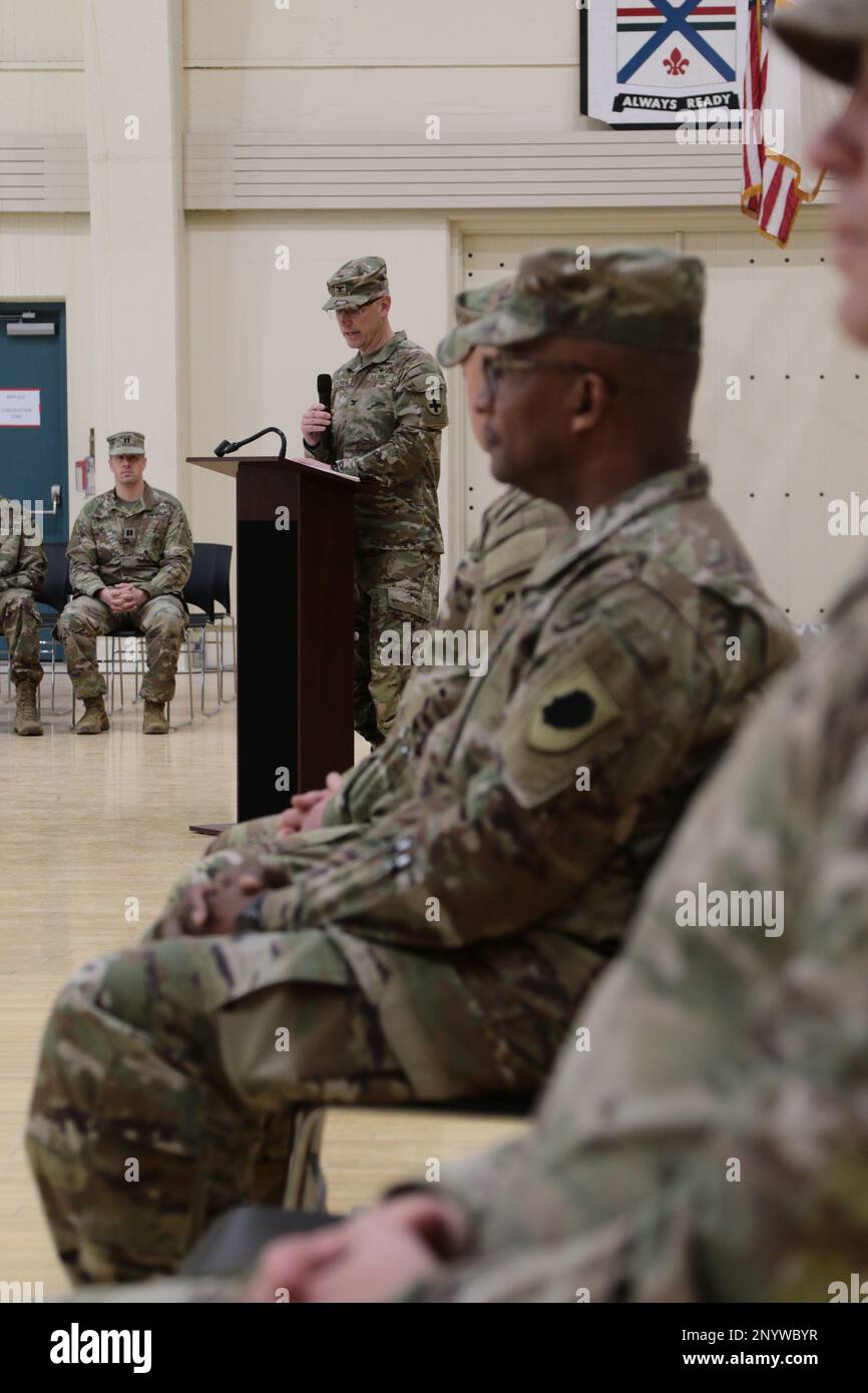 Brigg. Gen. Rodney Boyd, Assistant Adjutant General - Army of the Illinois National Guard und Commander of the Illinois Army National Guard, sieht als Oberst Seth of Winfield, Illinois, das Kommando über das 33. Infanterie-Brigade-Kampfteam (IBCT) der Illinois National Guard von Oberst Michael Eastridge am 8. Januar, 2023 im Illinois National Guard Readiness Center in Urbana. Stockfoto