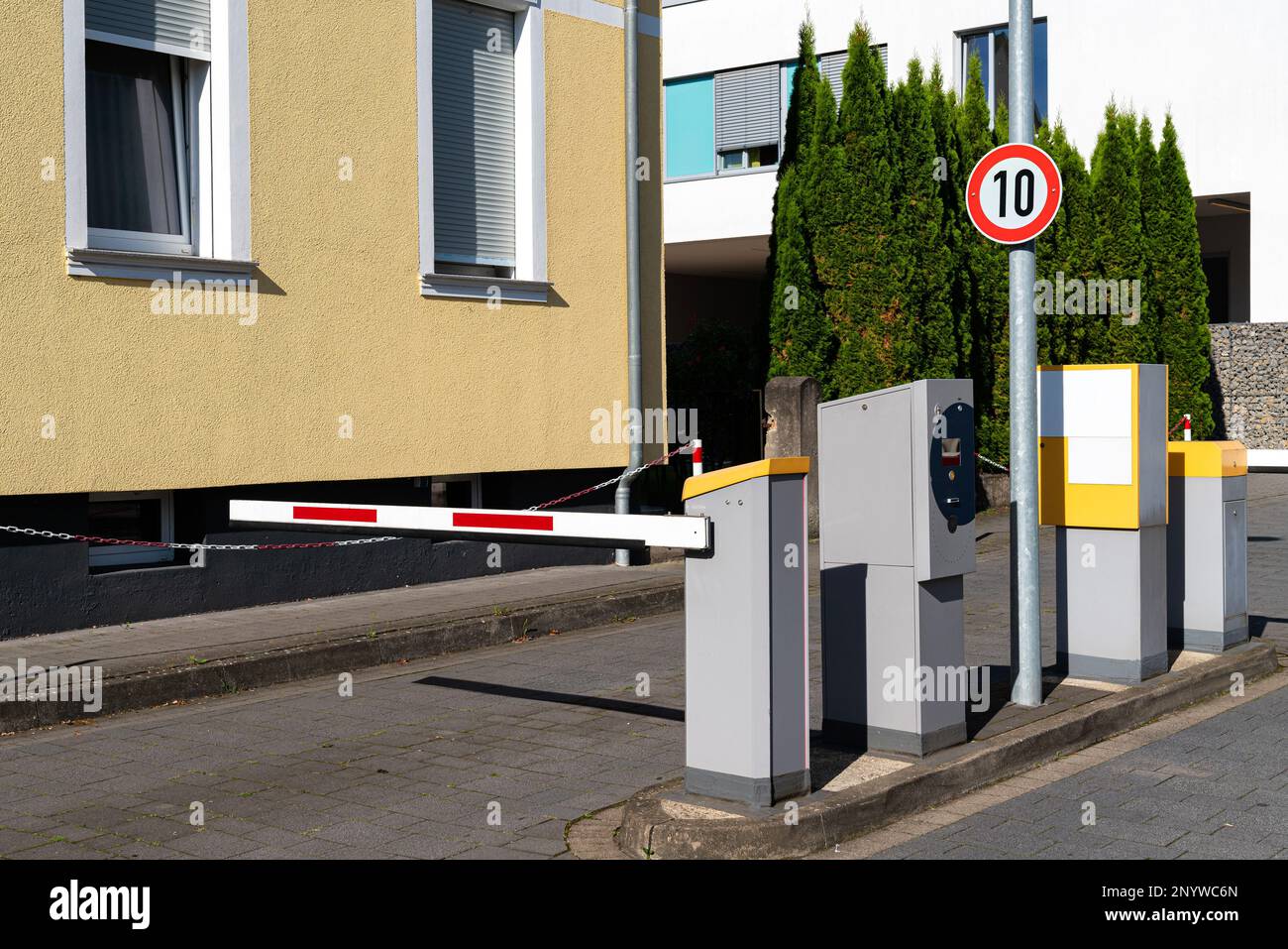 Barriere blockiert die Straße zum kostenpflichtigen Parkplatz. Parkzahlungssystem. Stockfoto