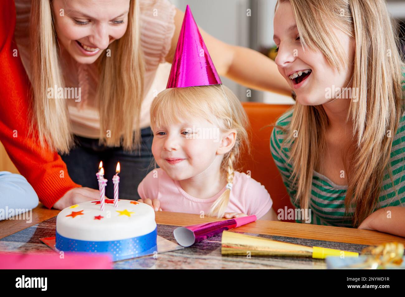 Familienleben, Geburtstagskind. Eine junge Familienfeier zum dritten Geburtstag der Tochter mit 