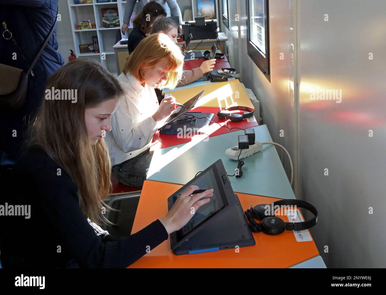 Nicht exklusiv: ZAHALTSI, UKRAINE - 2. MÄRZ 2023 - Schüler arbeiten mit Laptops und Tablet-PCs im ersten modularen Bildungsbereich für Schulkinder Stockfoto
